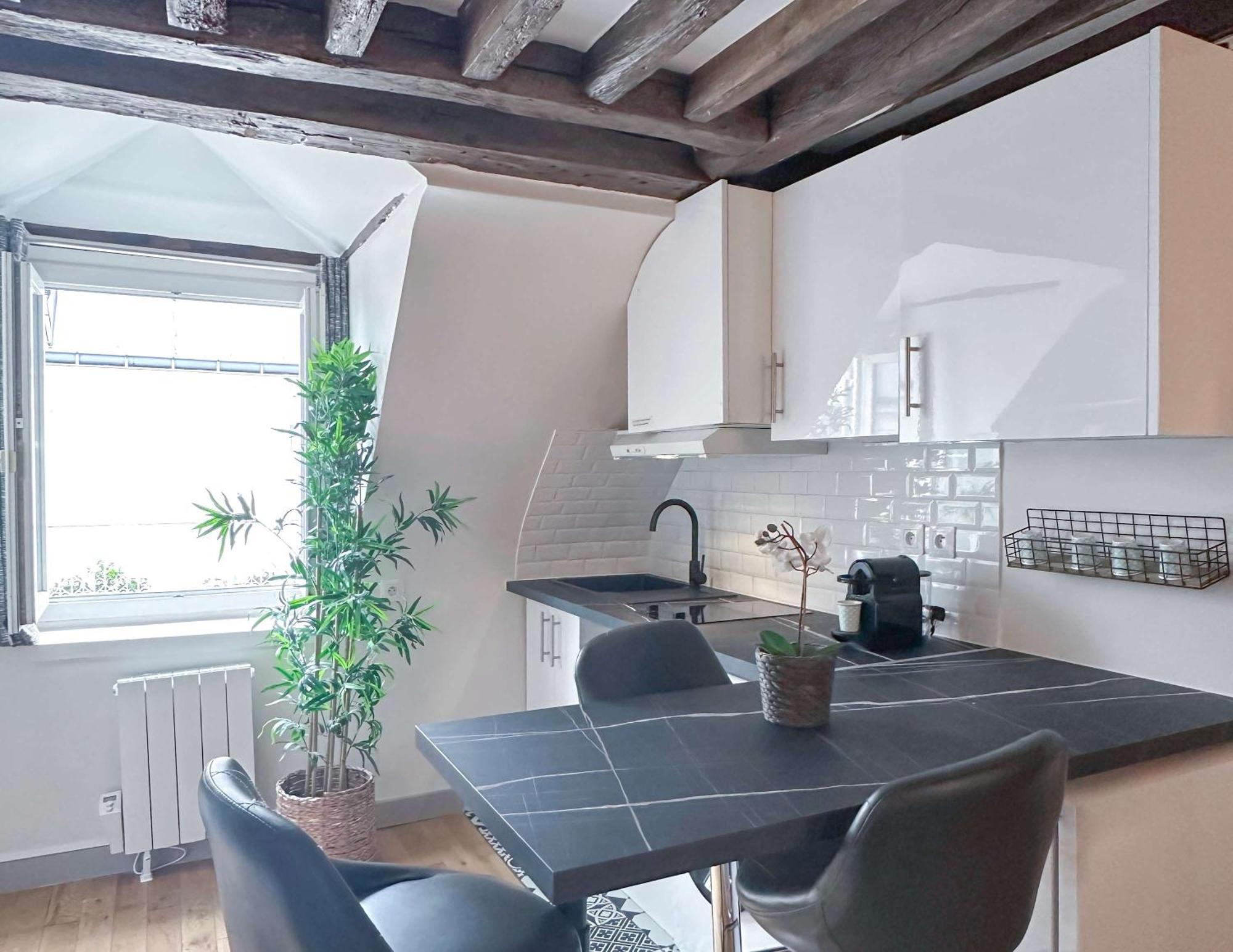 1612 B - In Pigalle Apartment *